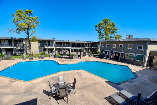$1,400 / 2br - 1099ft2 - Pool, Laundry Facilities, Grill (1109 N Carrier Pkwy, Grand Prairie, TX)63867602571393122