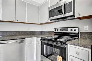 $2,700 / 3br - NICE LOOKING  3/2  TOWNHOUSE (Pembroke Park)64051006488065122