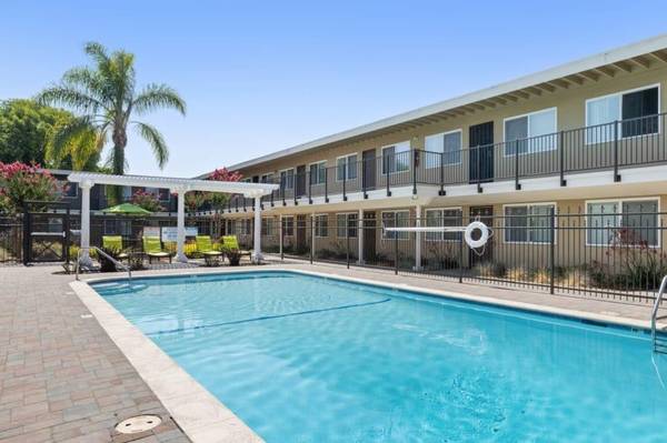 $1,901 / 1br - 482ft2 - White Cabinetry, Courtyard & Pool Views (hayward / castro valley)63834323637507122