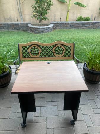 COMPUTER TABLE / DESK IN GOOD CONDITION - $20 1