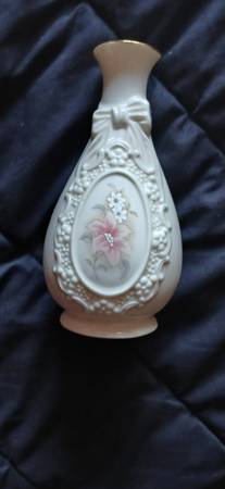 Cameo Ribbon Vase 1