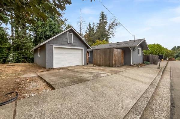 $1,590 / 3br - 1309ft2 - Elegante y inquietante: 3 habitaciones remodeladas en el corazón de Oregon City (Oregon City)63820824703745124