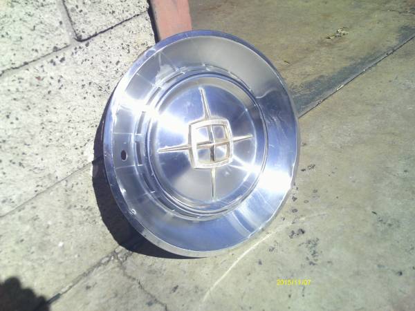 1960 lincoln wheel cover  (phone call please) 1