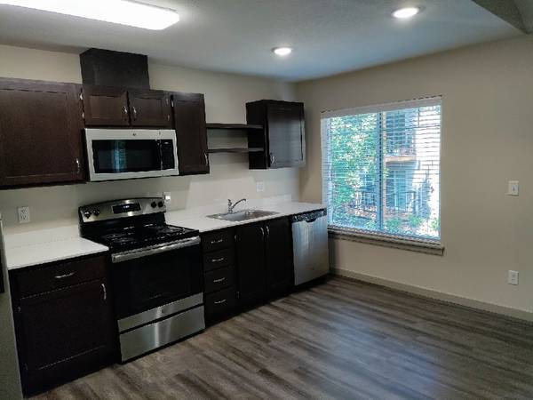 $1,700 / 2 habs - 910 pies² - 😍 ¡Unidad en el último piso con techos abovedados! 😍 (Beaverton)63831250674307122