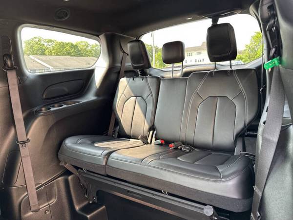 2023 CHRYSLER PACIFICA LOADED WHEELCHAIR VAN BRAUN RAMP LOW MILES - $72,999 (Seekonk MA , Platinum BraunAbility Dealer)63623725407619124