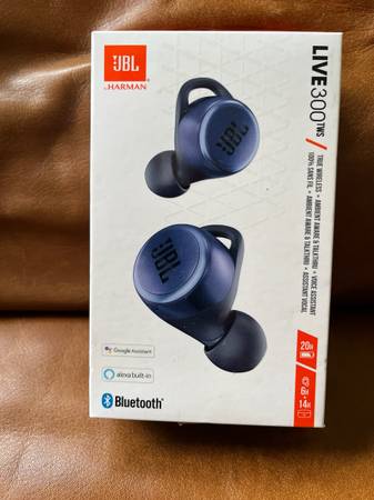 BRAND NEW! JBL LIVE 300 Wireless Bluetooth Earbuds 1