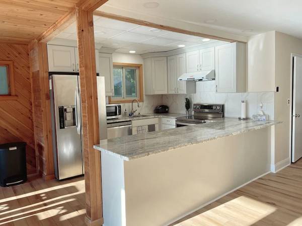 $300 / 5br - Spacious Pocono Lakefront Retreat w/ Amenities (pocono lake, PA)63951425500035122