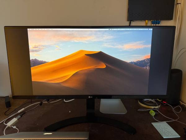LG 34" 21:9 UltraWide FreeSync IPS Monitor 34UM68 1