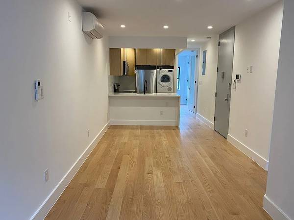 Beautiful 3 Bed / 2 Bath | Exclusive 2nd-Floor Unit | Laundry in Unit 1