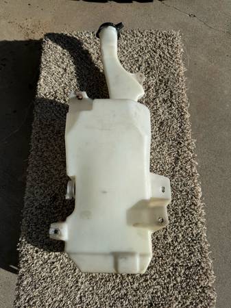 GMC Washer fluid container and pump 1