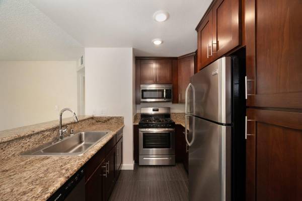$3,650 / 2br - 950ft2 - Free Garage Parking, Granite or Quartz Countertops, High Ceilings* (West Hollywood)63840115275395122