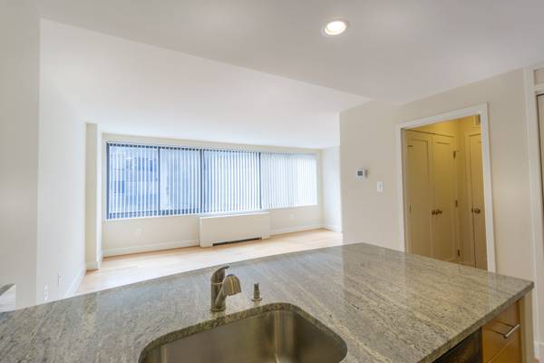 $2,400 / 460ft2 - ESTUDIO EN FORMA DE L CON VISTA A LA PISCINA DISPONIBLE AHORA! (Dupont Circle)63822604842755121