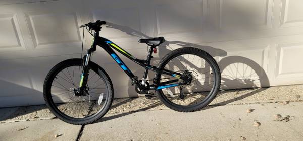 GT Stomper 24 Disc Mountain Bike 1