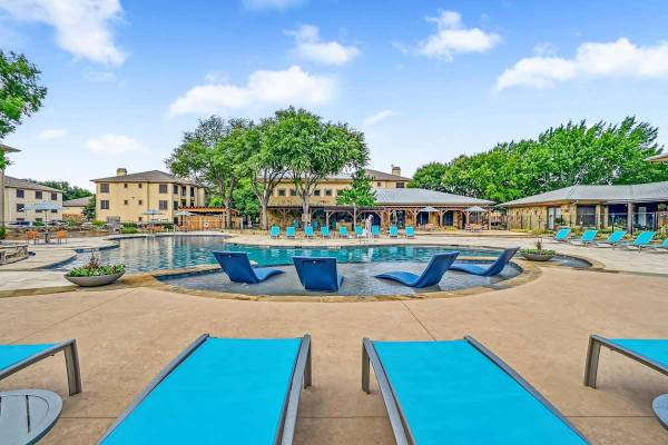 $1,233 / 1br - 659ft2 - Ft. Worth School District, Two Heated Spas, Patios/Balcony Storage (Near Clearfork and Waterside)63796375285121121