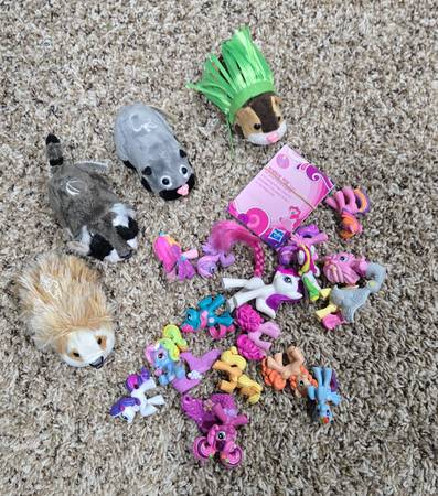Miniature My Little Pony figures w trading cards and4 ZhuZhu Pets 1