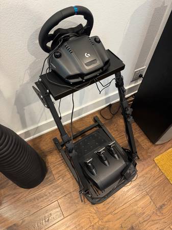 Logitech G923 PS5 Wheel and Pedals 1