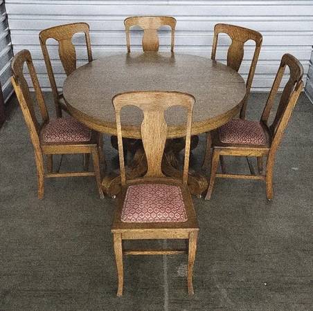 Round Dining Room Table w/ Chairs & Leaves 1