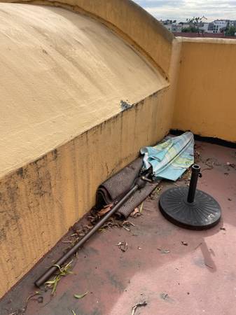 🌞 CURB ALERT — FREE OUTDOOR UMBRELLA + STAND 🌞 1