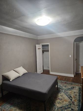 LARGE FURNISHED ROOM AVAILABLE

,200

                        New York