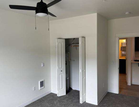 $1,395 / 1br - Extra Pantry Space - Breakfast Bar - New AC and Lighting Throughout (Salem)63660444146947122