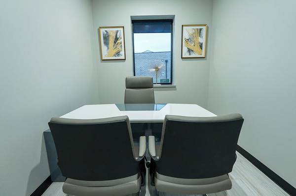 $550 / 100ft2 - Oficinas con ventanas disponibles, completamente amuebladas e internet incluido! (404 Airport Freeway Frontage Road)63867601523073120