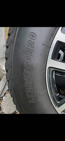 GMC AT4 Chevy 6 agujeros, llantas de 20 pulgadas con neumáticos - $2,750 (Tacoma)63471418809987123