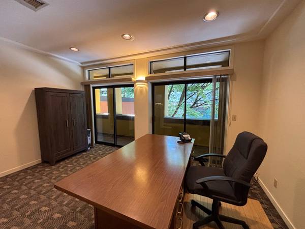 $650 / 178ft2 - Large office with private balcony available in downtown Portland (Portland)64218938081283121