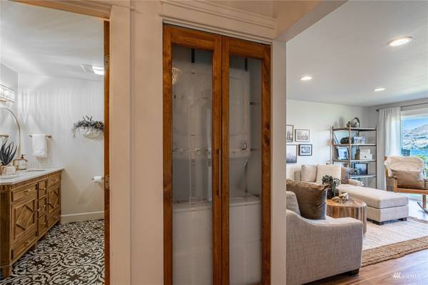 $1,300 / 1br - 667ft2 - The Lake, City & Mountain views are magnificent! No expense spared on (Chelan)63886983225985123