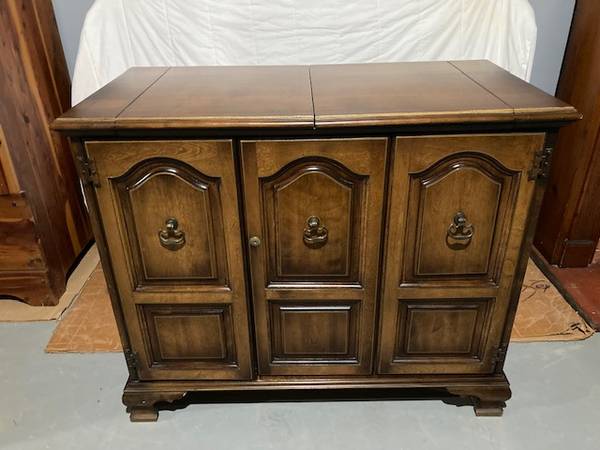 VTG (60’s) FLIP TOP DRY BAR CABINET W/GLASS SET /CASTERS / WINE RACK - 1