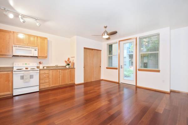 $1,299 / 440ft2 - Spacious Studio Available!63777362603393122