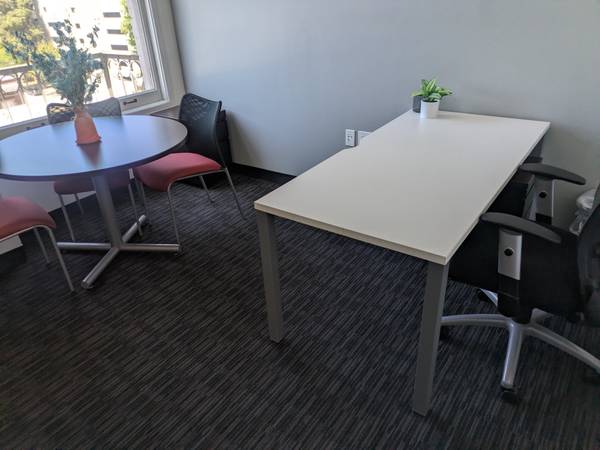 🚀 Need More Space? Large Private Offices Available Now 1