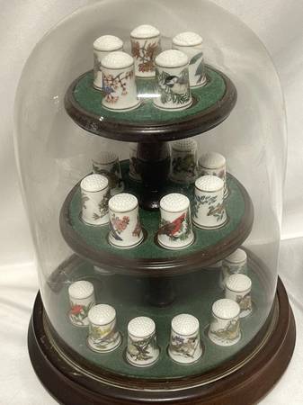 Lot 24 Franklin Mint Songbirds Of The World Bird Thimbles w stand W Ca 1