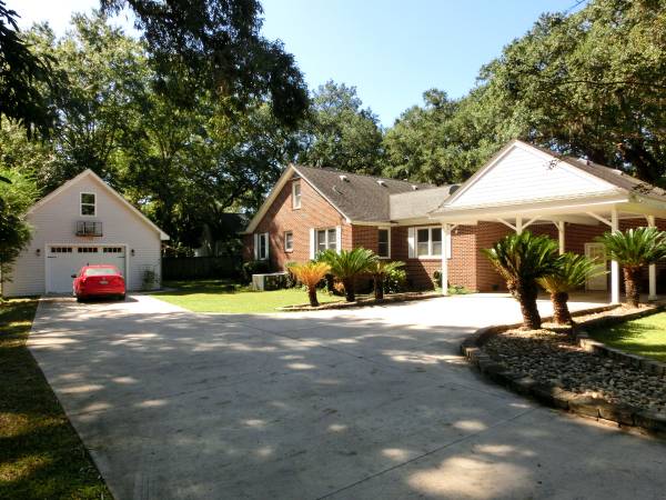 $560,000 / 3br - 2040ft2 - Charming Brick Home on Half-Acre Fenced Oasis w/ Potential ADU/Studio (West Ashley)64016108974722120