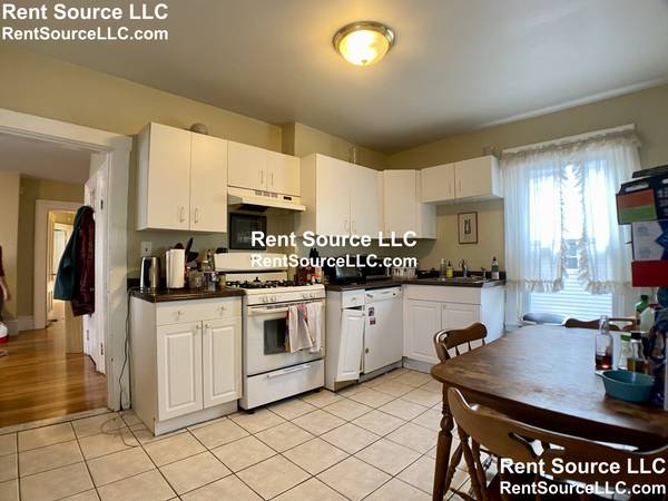 $3,300 / 3br - Spring Hill Spacious 3BR 1.5 Bath w/Parking, Free Laundry - 9/15 (Spring Hill/Davis Square)63856337372803120