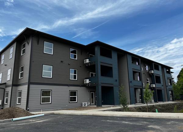 $1,395 / 1br - Remote Control Electric Fireplace Included + One Bedroom in Center St (Salem - Center Street)63660444132611121