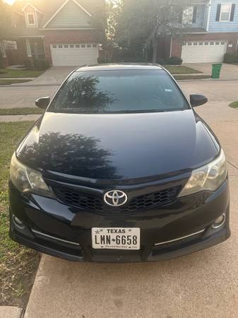 2014 clean Toyota Camry SE 1