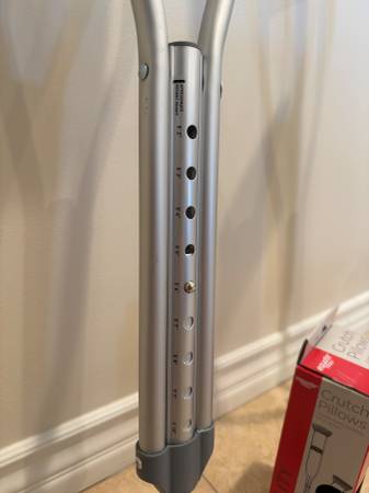 Muletas ajustables de 5'2" a 5'10" - casi nuevas - $20 (Glendora)63471429497857121