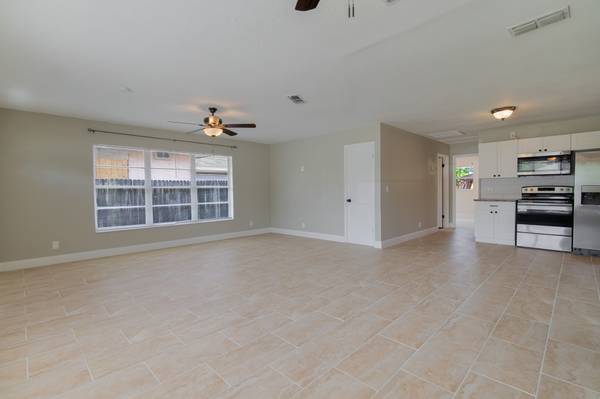 $460,000 / 3 habitaciones - 1680 pies² - **** Hermosa casa unifamiliar renovada con un excelente patio trasero **** (Greenacres)63379686245761123