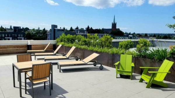 $2,085 / 1br - 606ft2 - Modern Living w/ Private Deck + In-Unit Laundry - U-District Beauty! (4726 11th Ave NE, Seattle, WA)63850637623555123