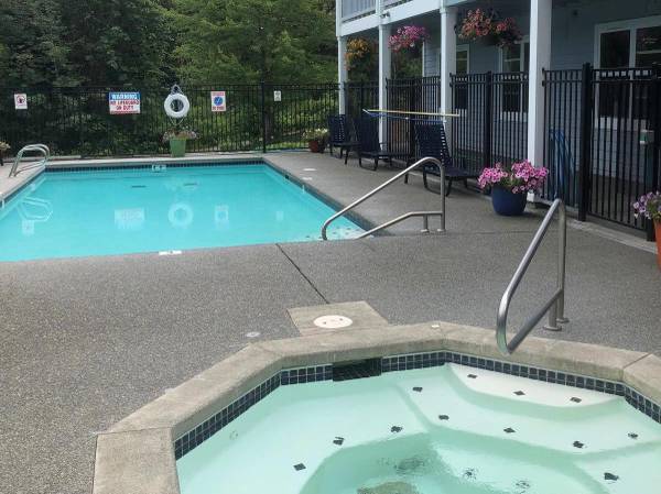 $2,345 / 2br - 943ft2 - Acogedor departamento de 2 habs y 1 baño con chimenea de leña con repisa (Poulsbo, WA 98370)63688514545283122