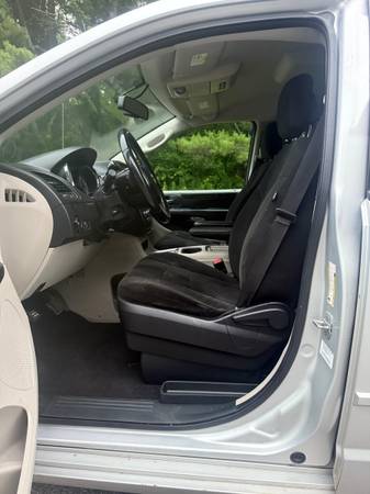 2012 DODGE GRAND CARAVAN SXT 140,000 MILLAS  3,999 - $3,999 (Taunton, Ma)63615566568705123