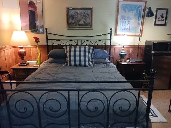 1BD 1 BA Basement suite, utilities included! 1