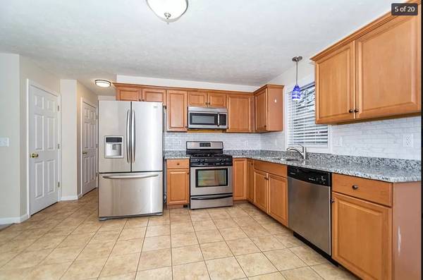 $1,000 / 2br - 1400ft2 - Spacious shared 2 Bed, 2 Bath Condo near UMass Lowell (Lowell)63996546376322124