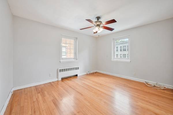 $3,280 / 2br - 713ft2 - Bright Apt. - Coolidge Corner - Heat & Hot Water Incl. - Available Now (Brookline)64295067739139124