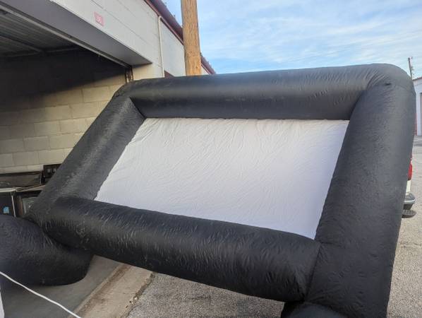 Inflatable projector screen 1