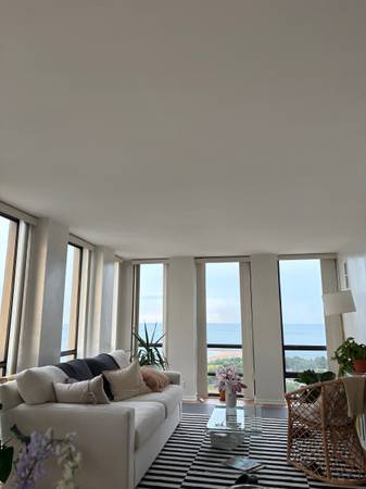 $2,800 / 1br - 800ft2 - Large corner unit 1-bedroom with sweeping lake views (Old Town)63959876932482121