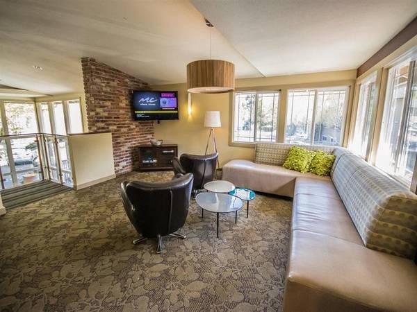 $2,250 / 2br - 941ft2 - Ubicado en Issaquah, en la línea de autobús, 2 habitaciones (220 Newport Way SW, Issaquah, WA)63688549180801123