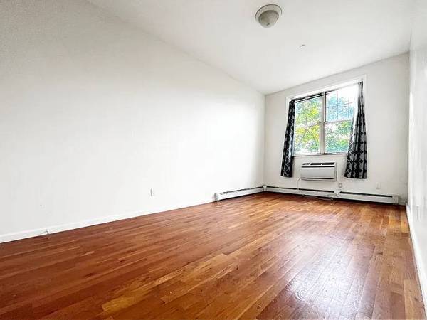 $930 / 1br - Brightened 1 Bedroom Apartment Steps From Shops (capitola)63833989218433123
