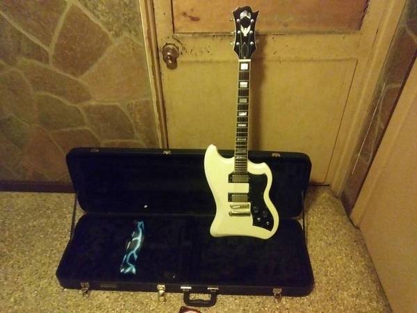 Guild S-200 iconic offset Thunderbird W/hard case 1