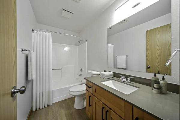 $2,095 / 2br - 1100ft2 - Covered Parking, Full-Size Washer/ Dryer, Smoke Free Community64031311556995123